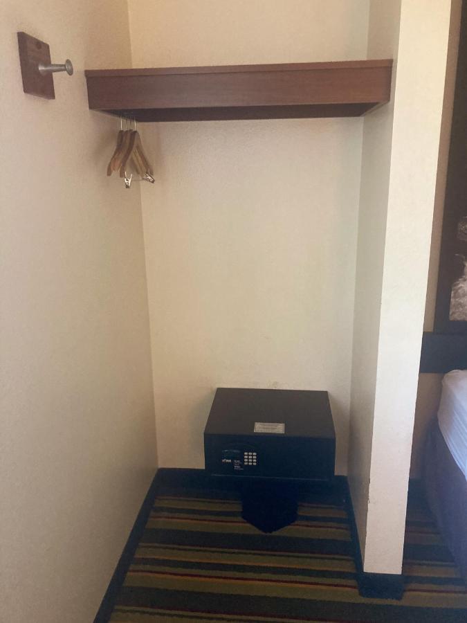 Super 8 By Wyndham Windsor Hotell Eksteriør bilde