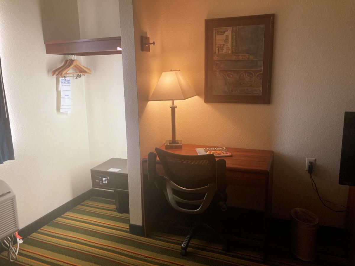 Super 8 By Wyndham Windsor Hotell Eksteriør bilde