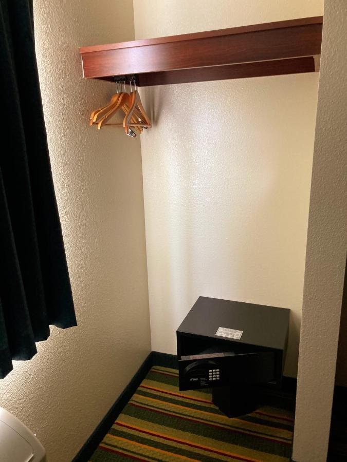 Super 8 By Wyndham Windsor Hotell Eksteriør bilde