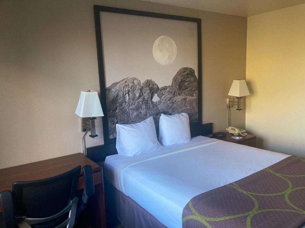 Super 8 By Wyndham Windsor Hotell Eksteriør bilde
